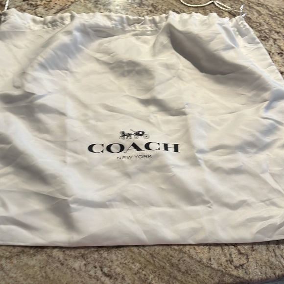 COACH pink purse with dust bag ! Used once and in awesome condition - Picture 9 of 10